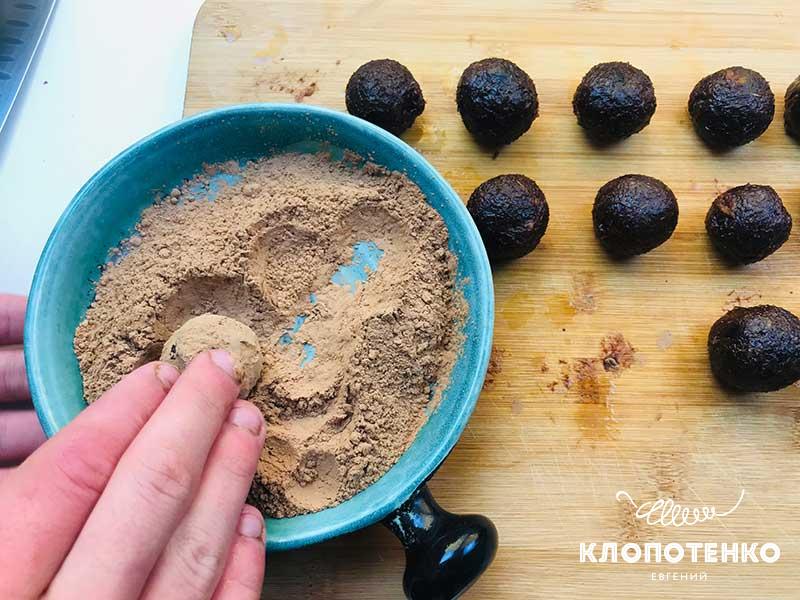 часть финиковых конфет обваляйте в кэробе