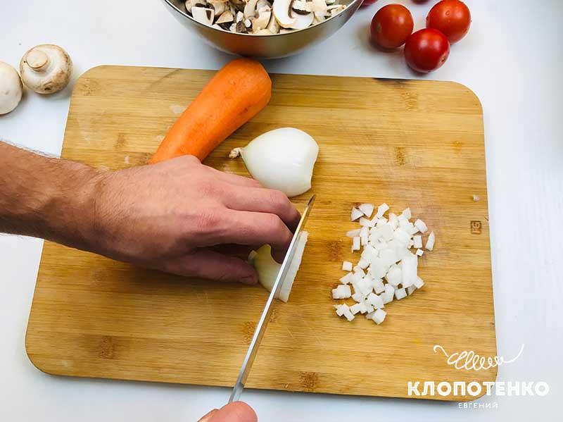 нарежьте лук мелкими кубиками
