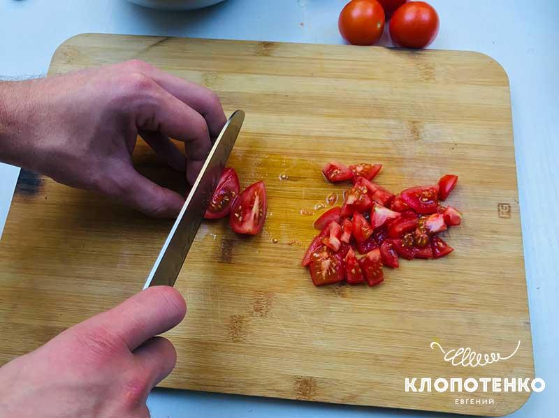 Нарежьте томаты кубиками
