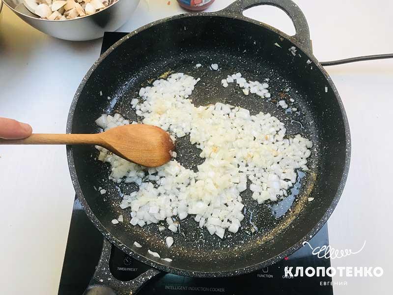 Обжарьте нарезанный лук