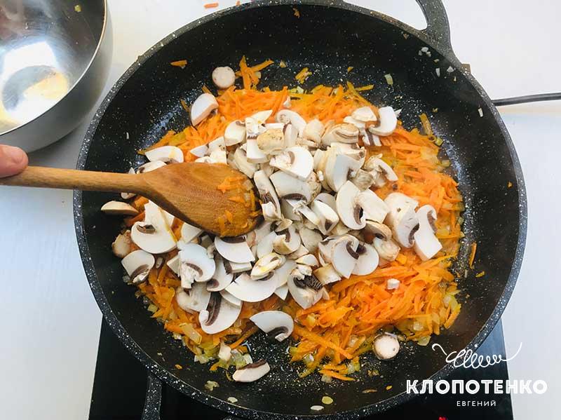 Добавьте в сковороду слайсы шампиньонов