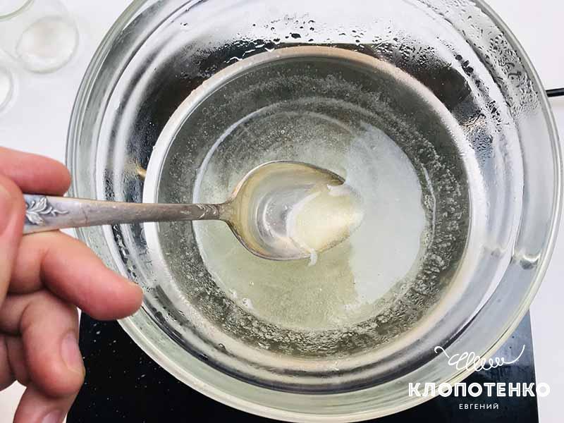 Желатин залейте водой в небольшой миске