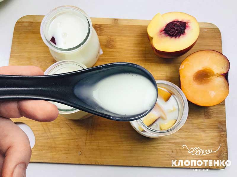 Залейте фрукты йогуртовой смесью