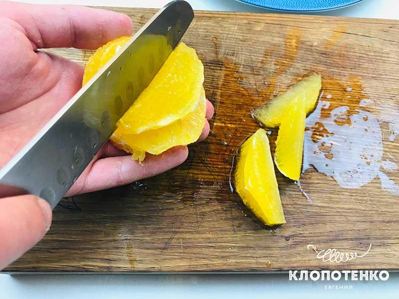 Аккуратно вырежьте дольки апельсинов