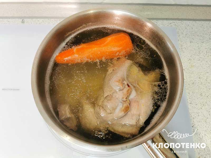 Отварите индейку с овощами