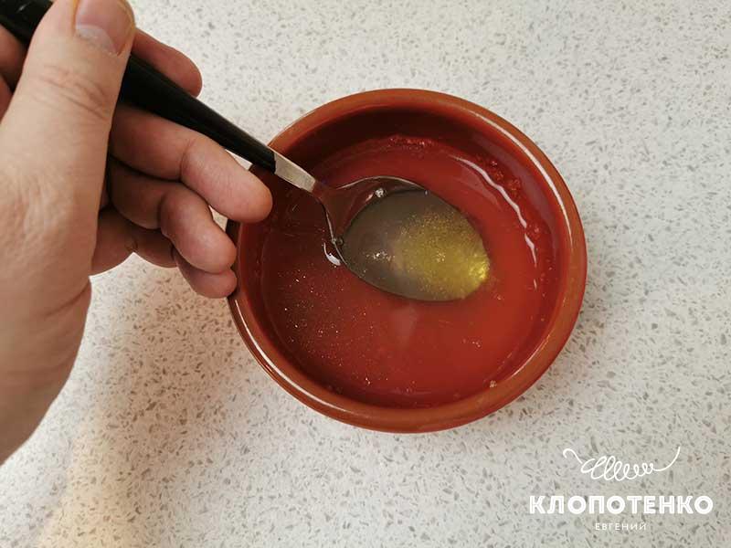 Желатин залейте небольшим количеством воды