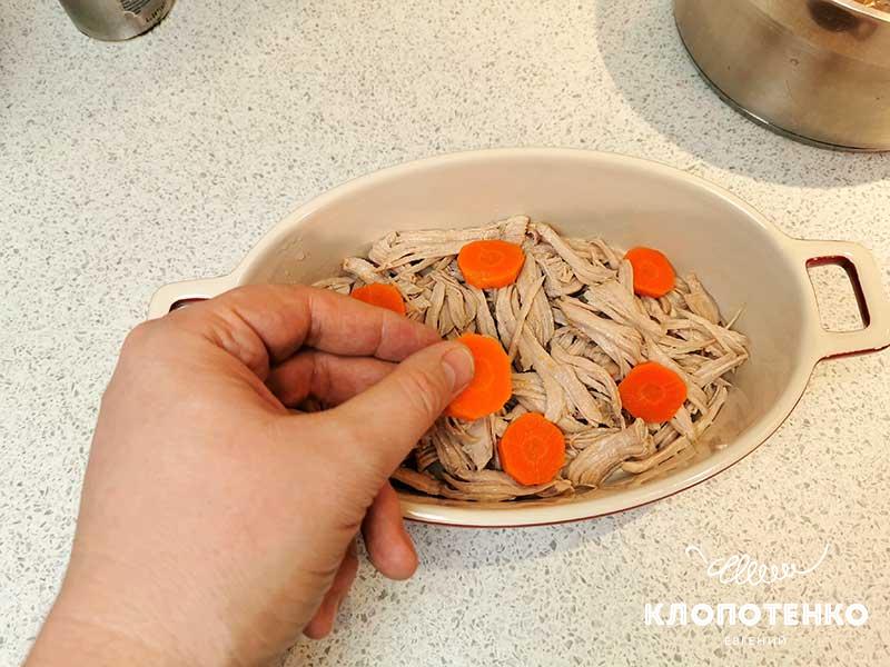 Добавьте морковь и горошек