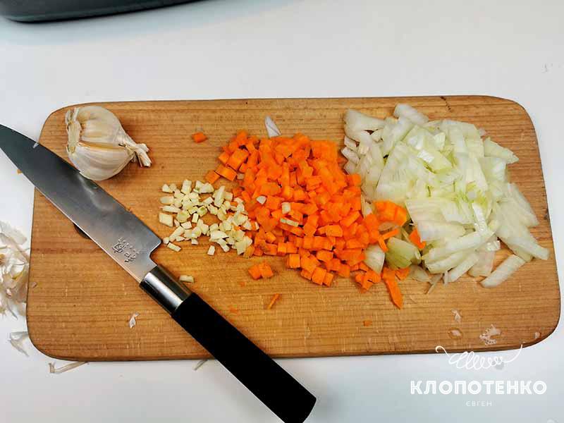 Нарежьте овощи