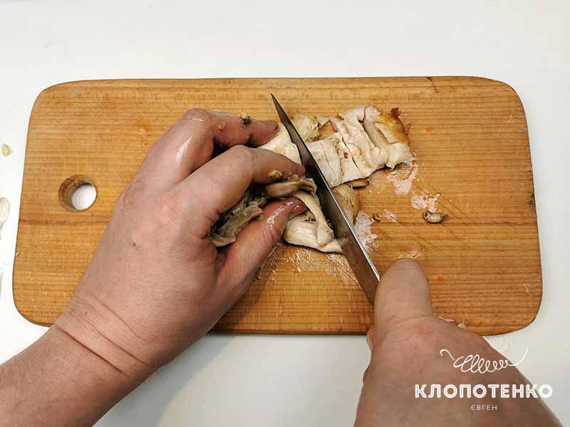 Куриное мясо отделите от кости и нарежьте