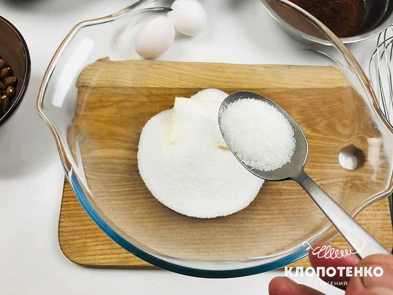 Соедините масло с сахаром