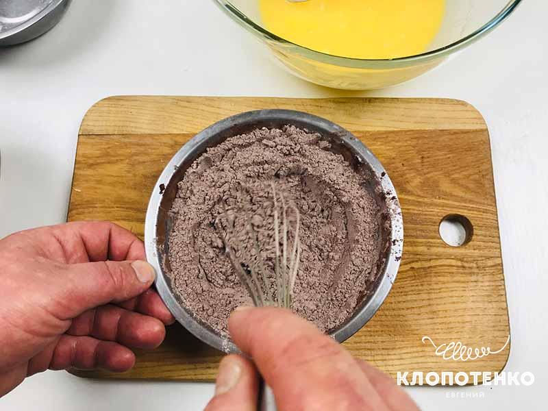 Смешайте муку и какао