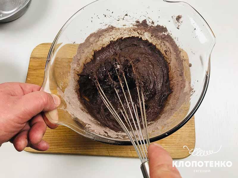 Добавьте смесь муки и какао в миску с яичной смесью