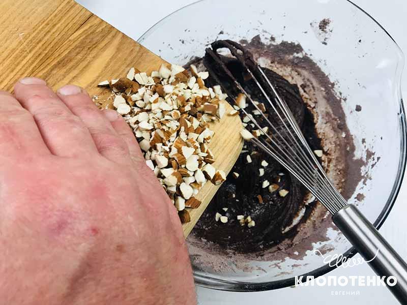 Добавьте измельченный миндаль в миску с тестом