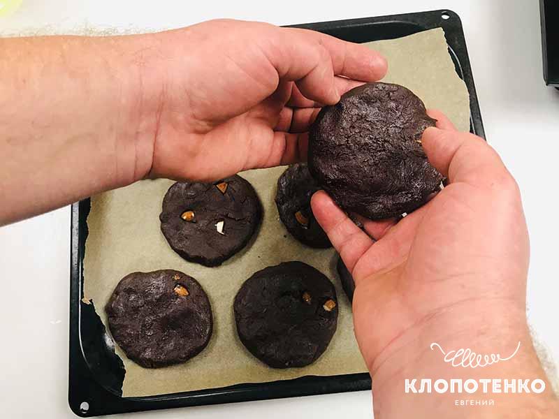 Сформируйте из теста печенье круглой формы