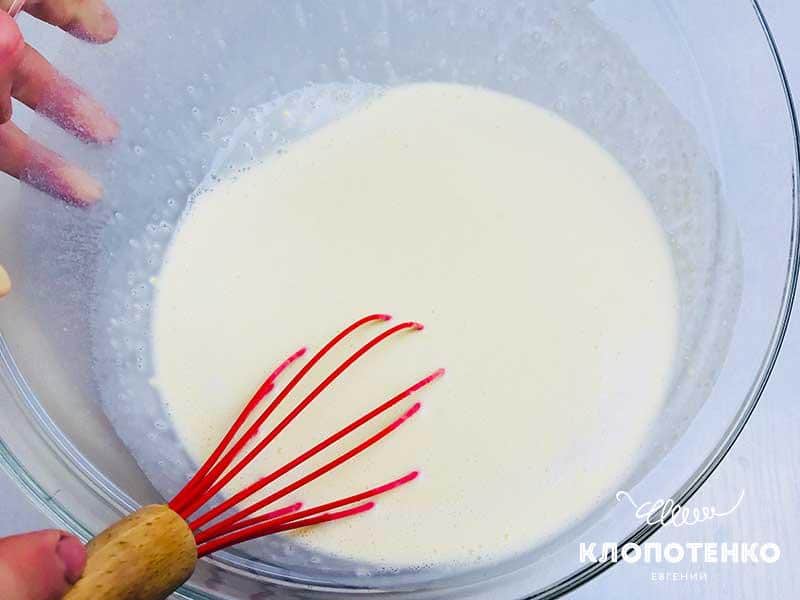 Смешайте в миске все ингредиенты для теста