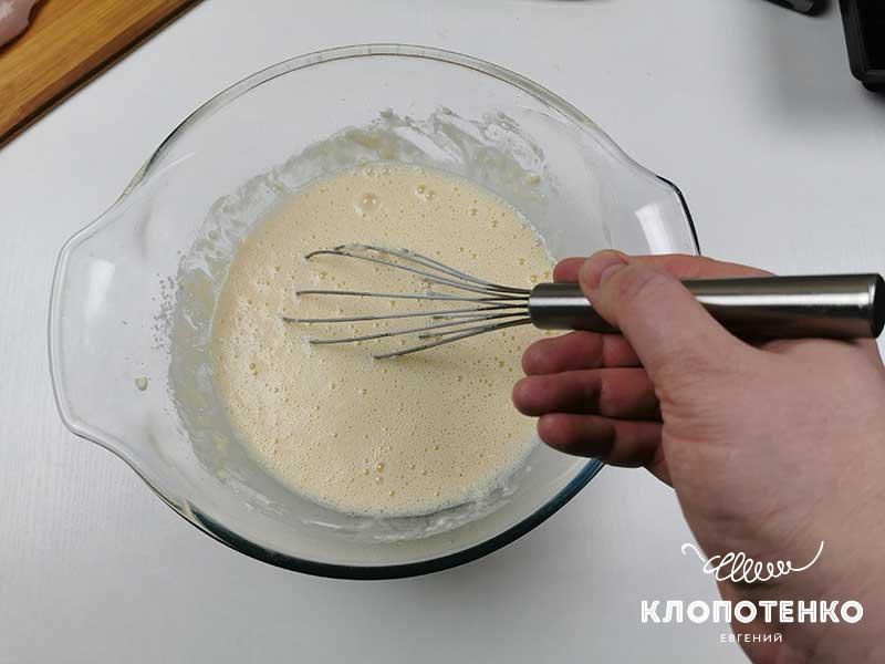 Постепенно добавляйте муку и перемешивайте