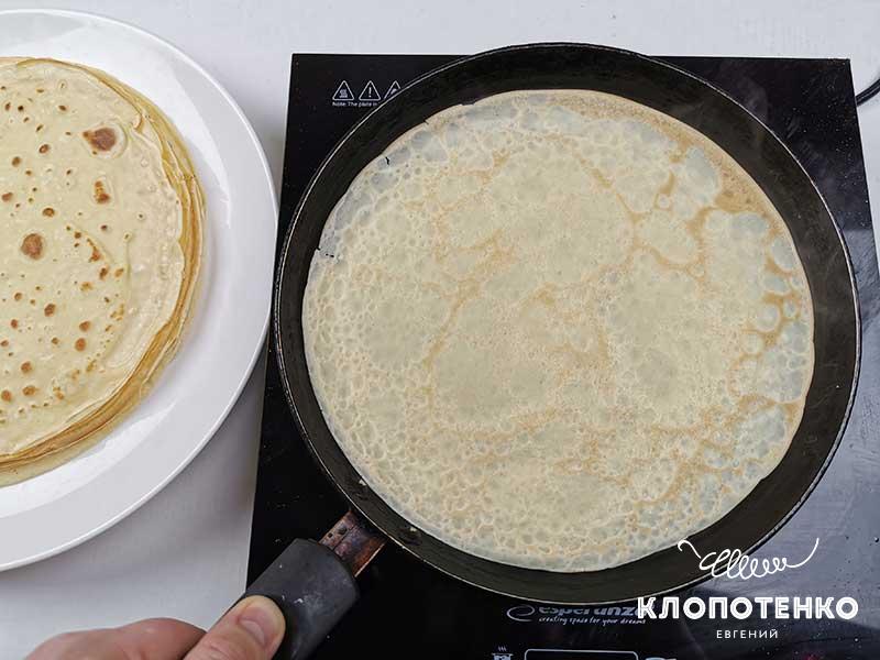 Поджарьте блины