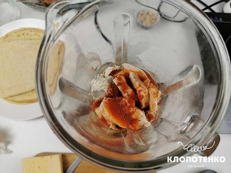 В чашу блендера переложите курицу