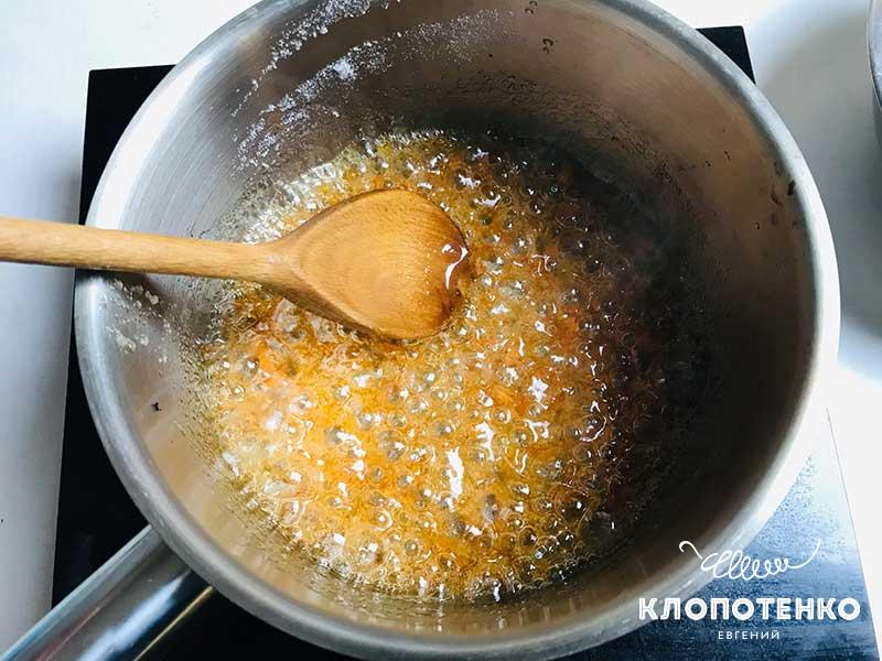 Протушите томат с сахаром