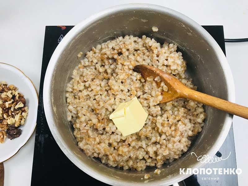Добавьте 50 г сливочного масла