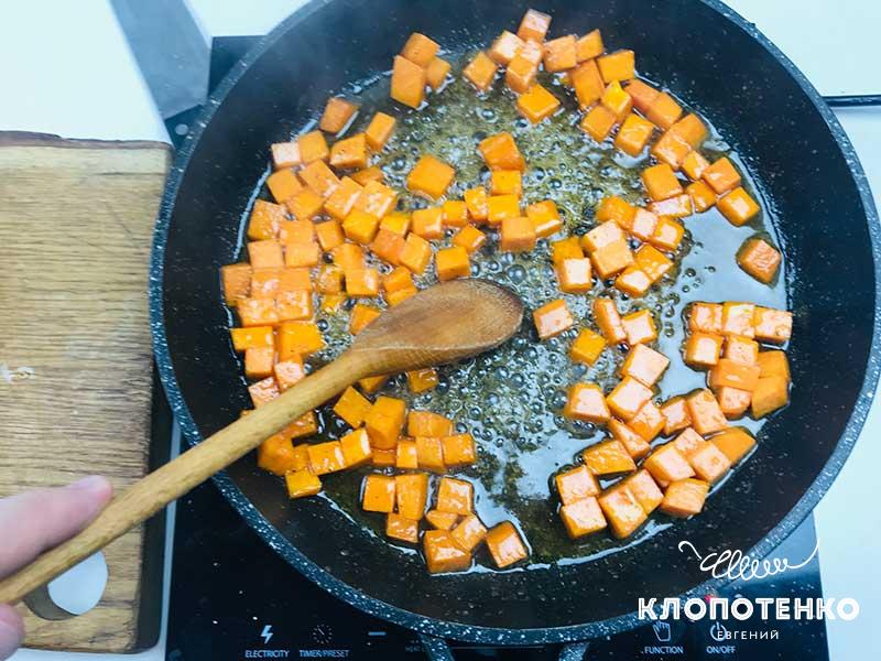 Карамелизируйте тыкву с корицей