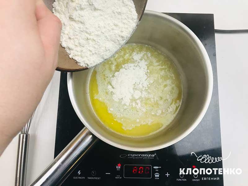 Добавьте пшеничную муку