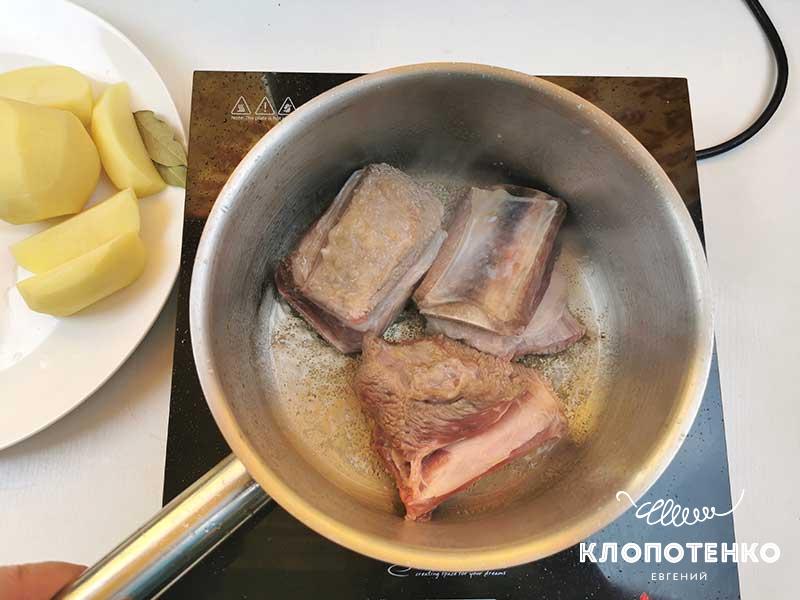 Переложите кости в кастрюлю