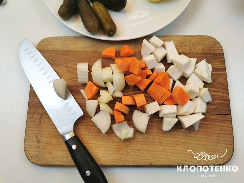 Нарежьте овощи