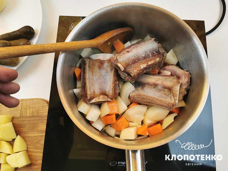 Добавьте нарезанные овощи в кастрюлю к мясу