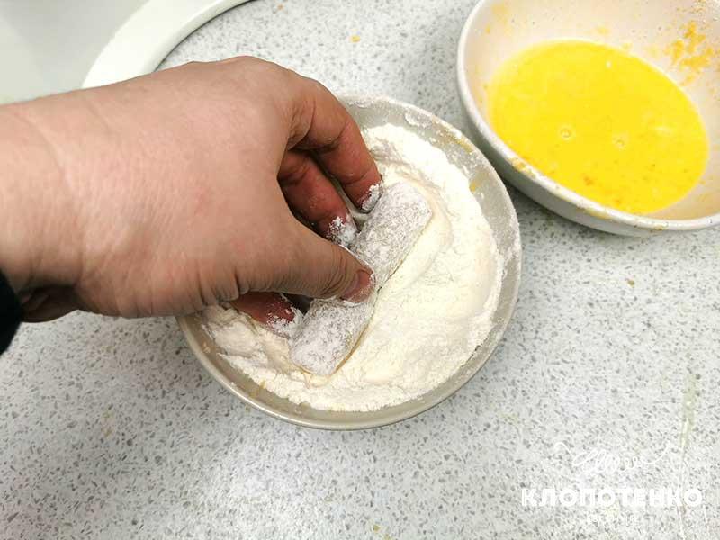 Сформируйте аккуратные рыбные палочки
