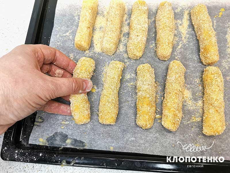 Выложите палочки на противень