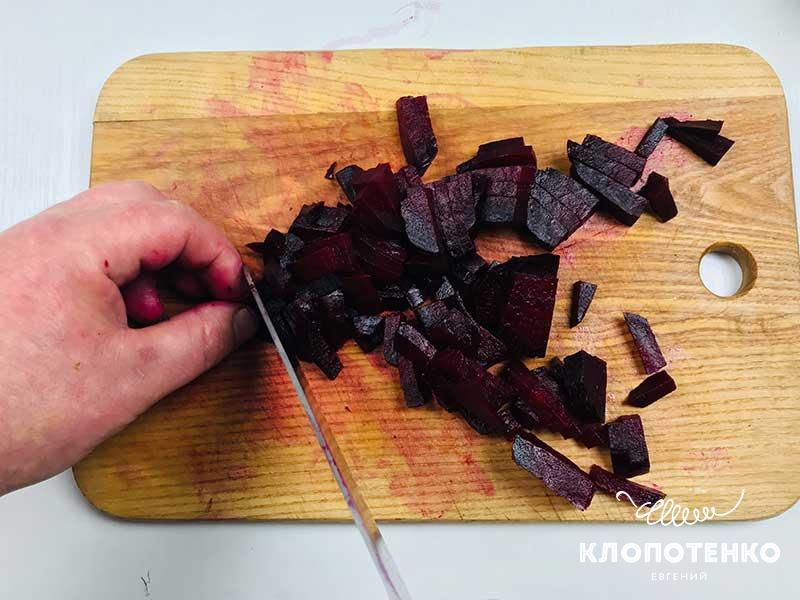 Нарежьте свеклу брусочками