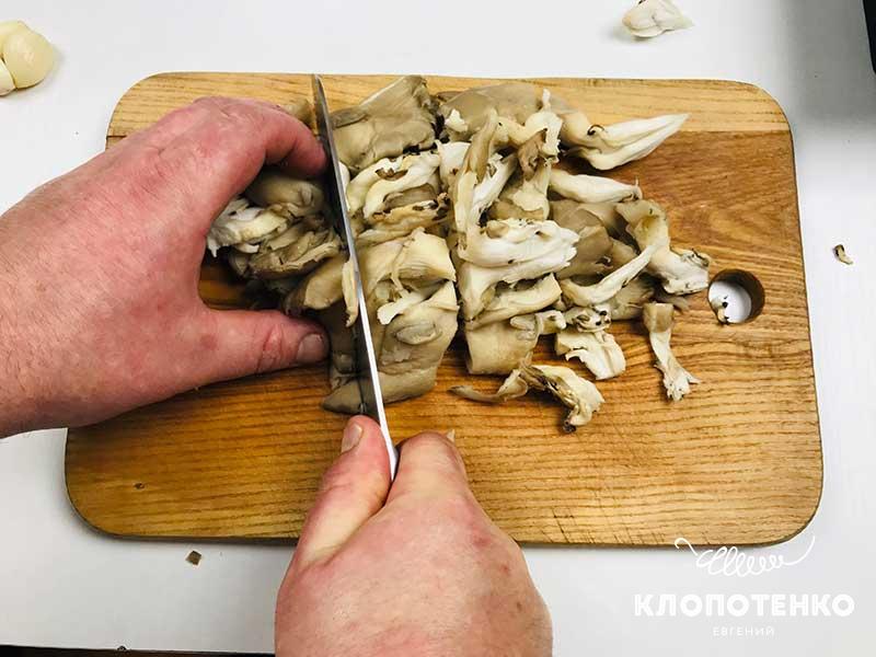 Нарежьте грибы крупными кусочками