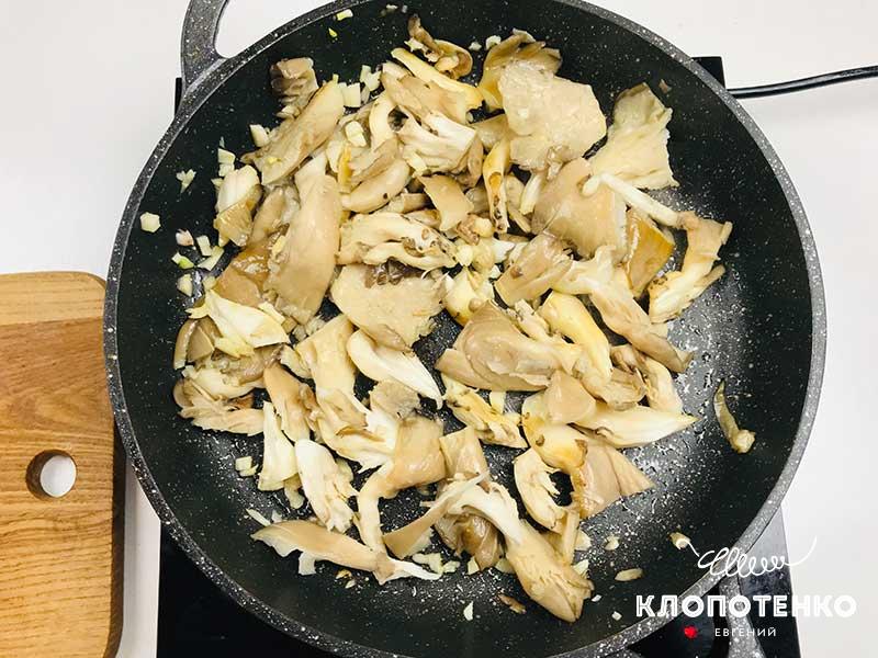 Жарьте грибы с чесноком