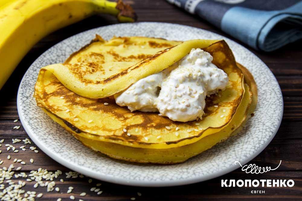 Млинці з бананом і сметаною