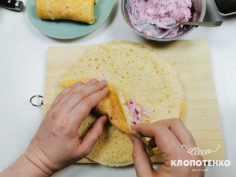 Выложите начинку на блин