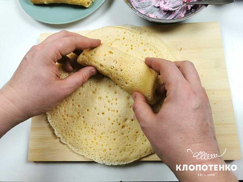 Заверните начинку в ролл
