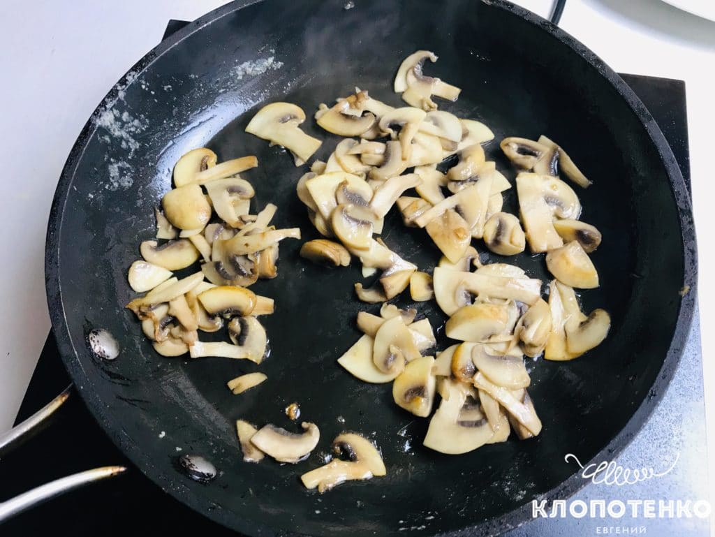 Обжарьте шампиньоны