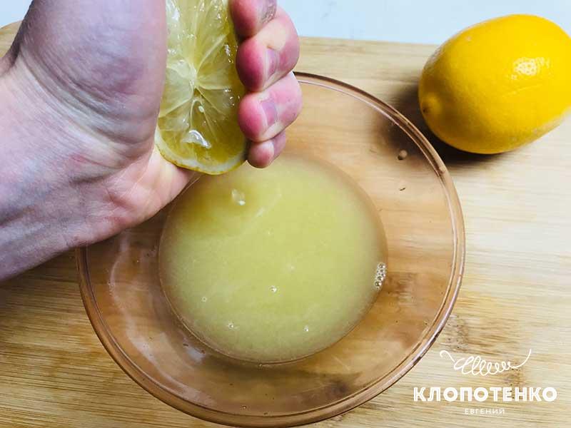 Смешайте лимонній сок, мед и корицу