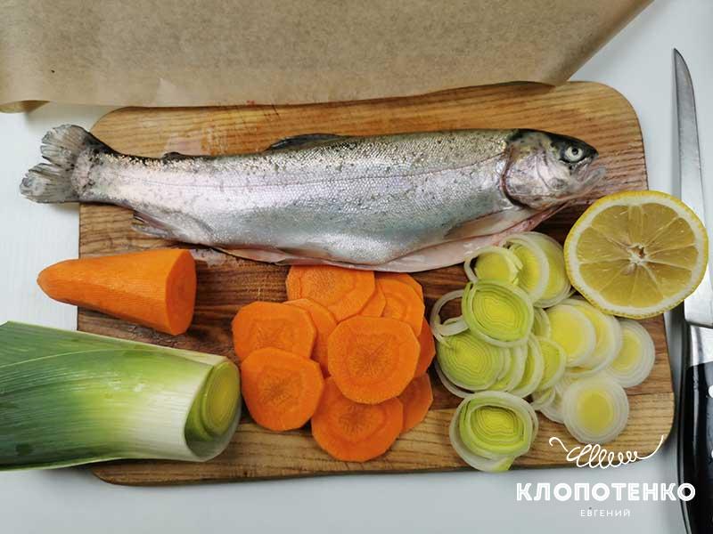 Нарежьте лук и морковь