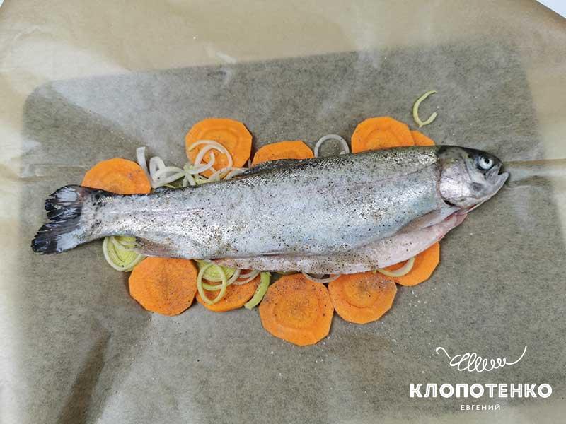 Выложите рыбу на овощи