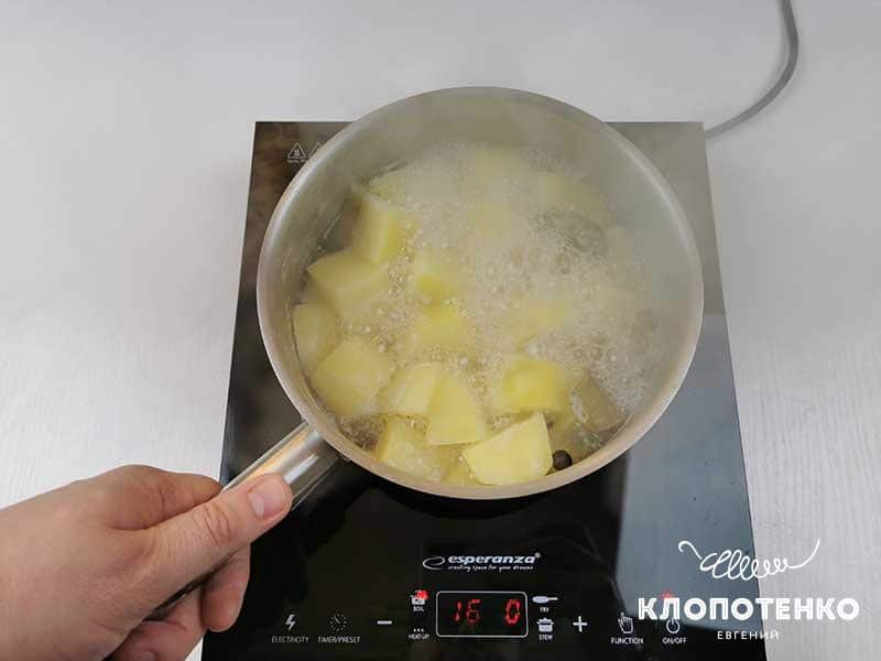 Отварите картофель