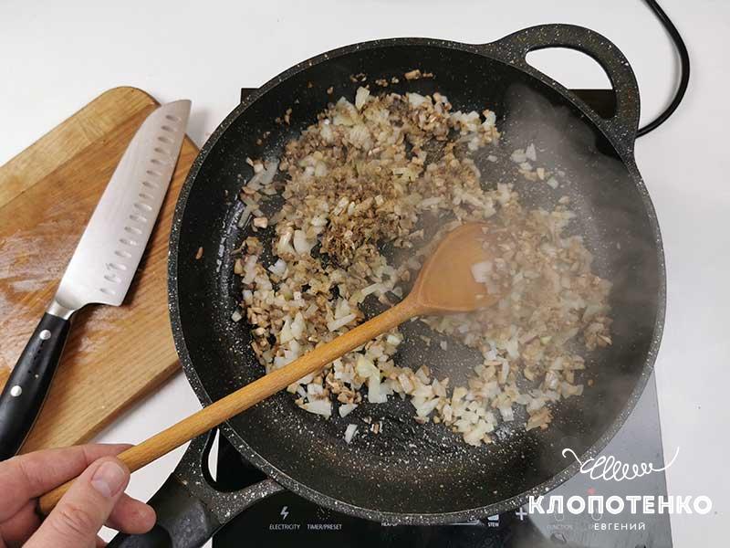 Пожарьте грибы с луком