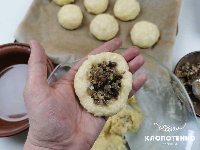 Сформируйте из картофельного теста круг и выложите начинку