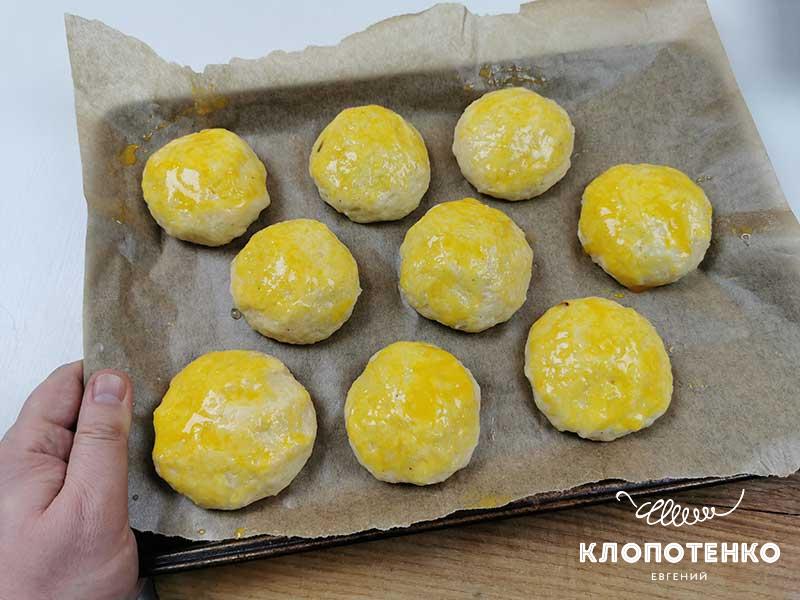 Смажьте картопляники яичным желтком