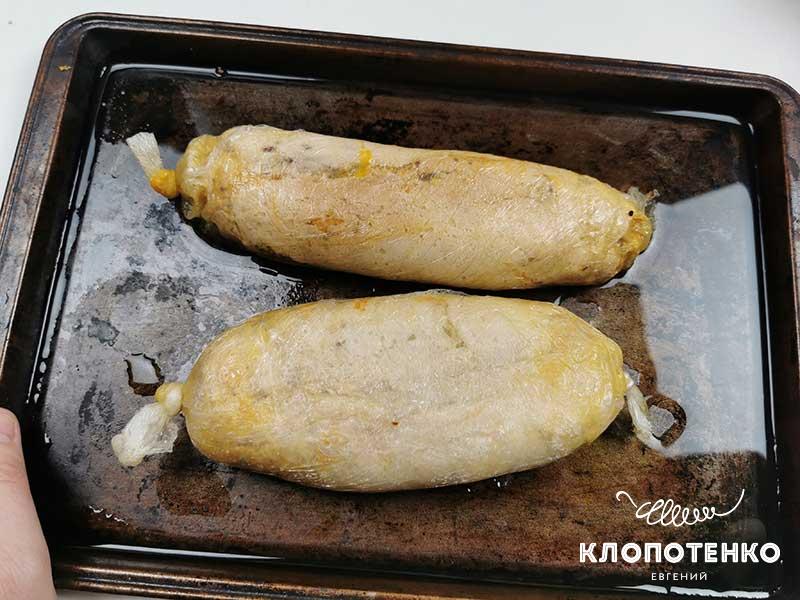 Извлеките остывший рулет из пленки