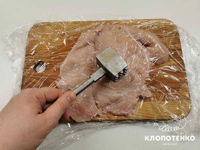 Накройте мясо пищевой пленкой