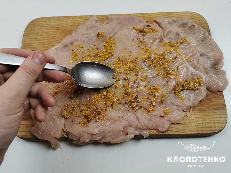 Смажьте филе французской горчицей