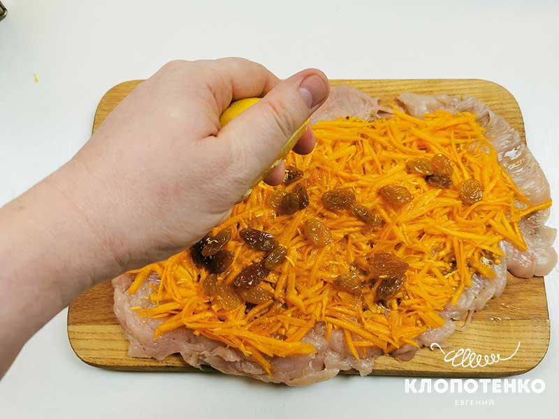 Разложите сверху изюм и полейте лимонным соком