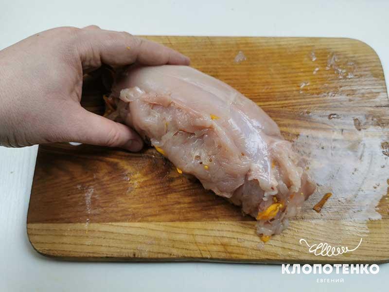 Аккуратно сверните рулет
